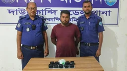 চেকপোস্টে মোটরসাইকেল থামিয়ে মিলল ১০ হাজার ইয়াবা