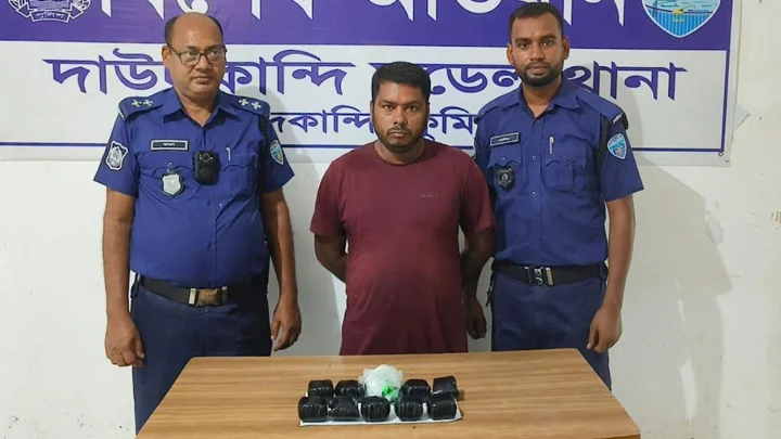 চেকপোস্টে মোটরসাইকেল থামিয়ে মিলল ১০ হাজার ইয়াবা