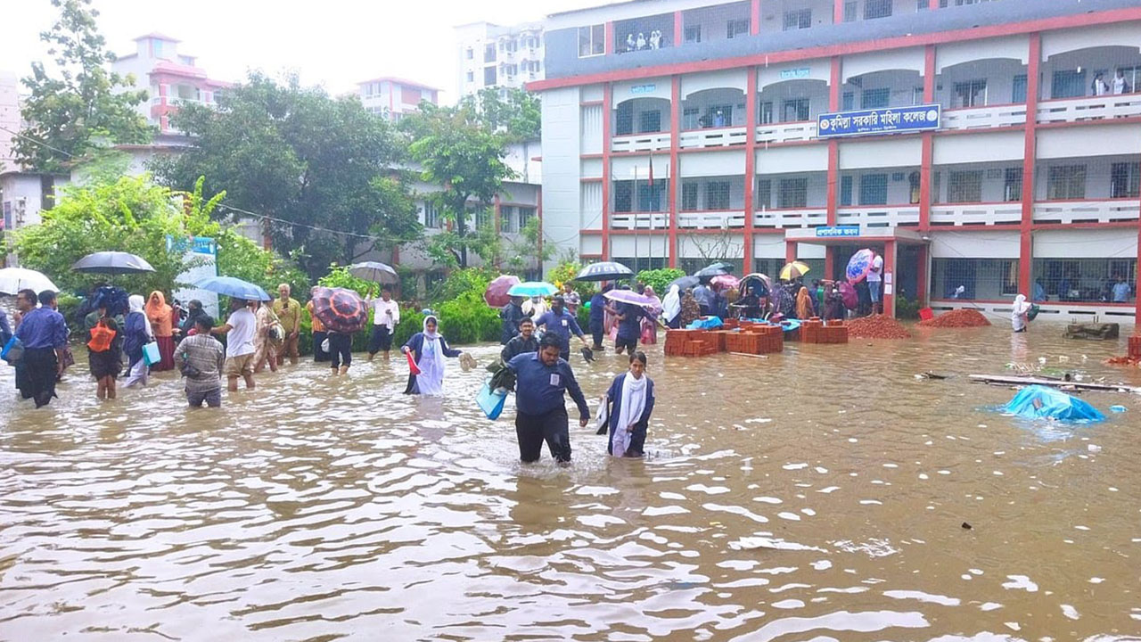 জলাবদ্ধতায় পরীক্ষা, কুমিল্লার সেই কলেজের ৭ শিক্ষককে বদলি