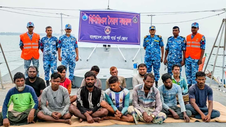 সাগরে ভাসতে থাকা ১৩ জেলেকে উদ্ধার করল কোস্টগার্ড