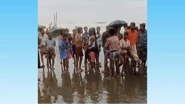 টেকনাফ উপকূলে রোহিঙ্গাবাহী নৌকাডুবি, নিখোঁজ ১৩