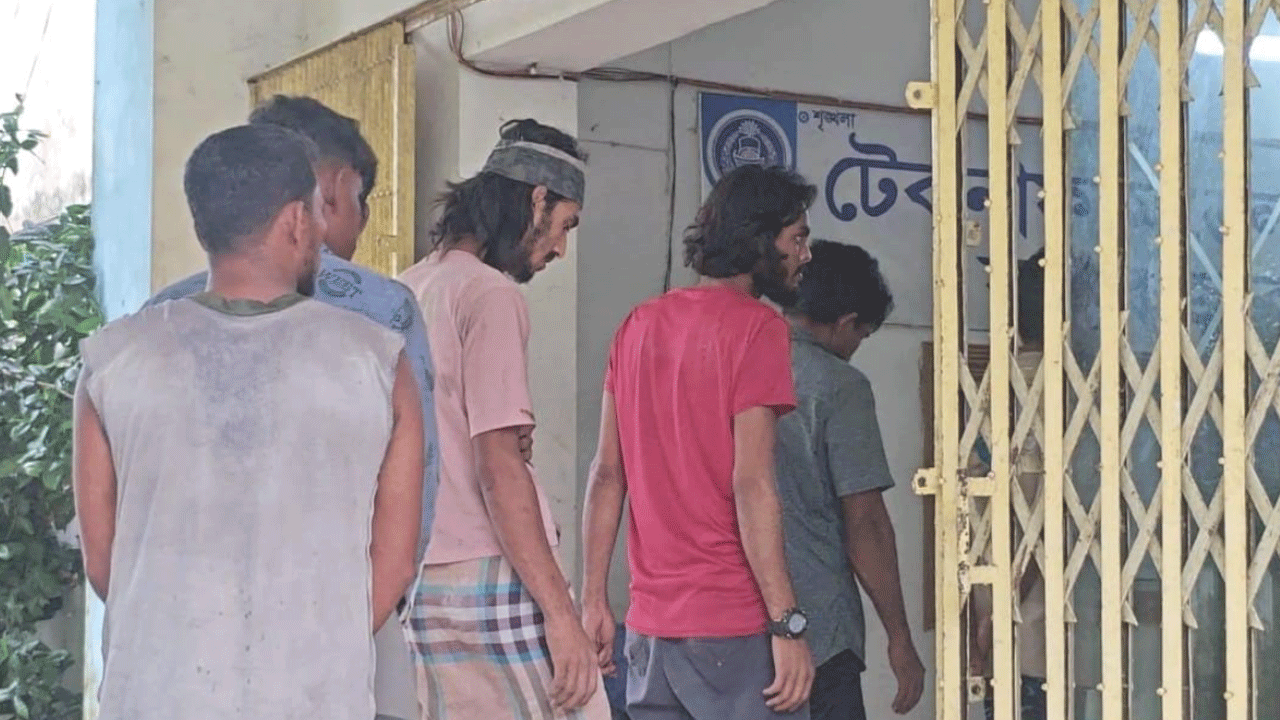 টেকনাফ উপকূলে ট্রলারডুবি, উদ্ধার ১৮ জনের পরিচয় নিয়ে ধোঁয়াশা