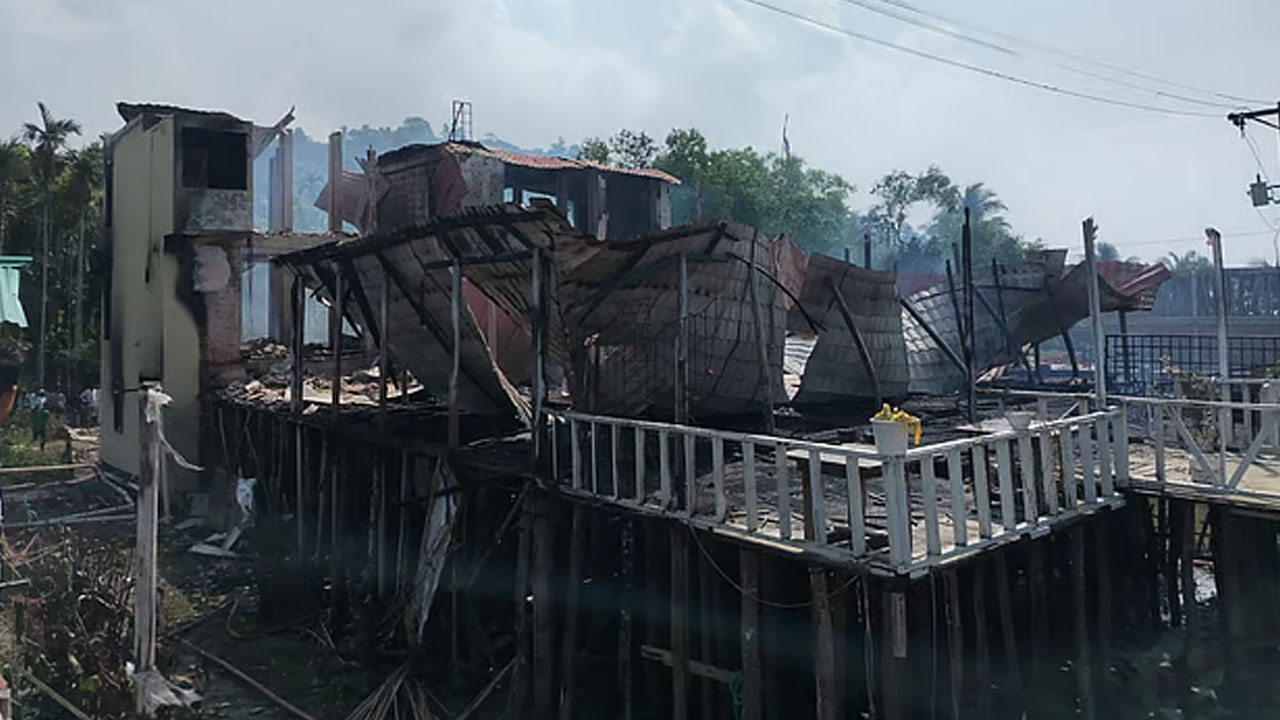 কক্সবাজারের ইনানীতে আগুনে পুড়ে যাওয়া টুপটুপ রির্সোট। ছবি : এশিয়া পোস্ট