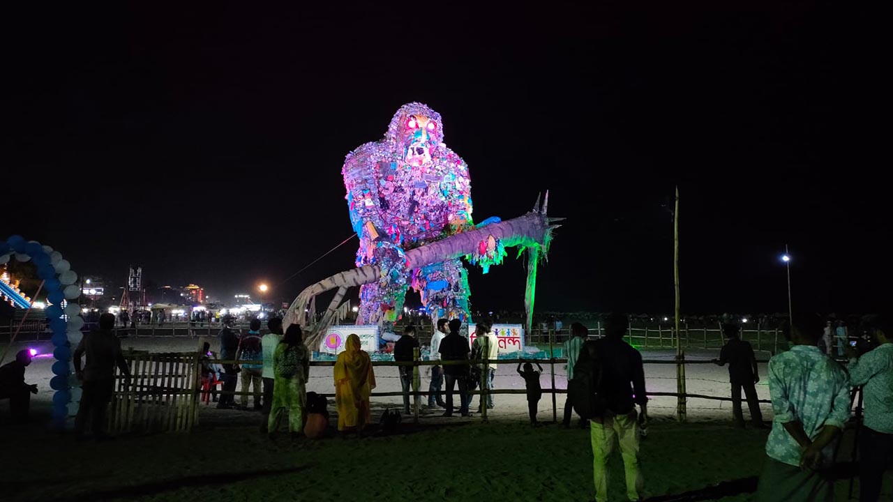 ৫০ ফুট উচ্চতার এই প্লাস্টিক দানব তৈরিতে পাঁচ টন প্লাস্টিক ব্যবহার করা হয়েছে। ছবি : এশিয়া পোস্ট