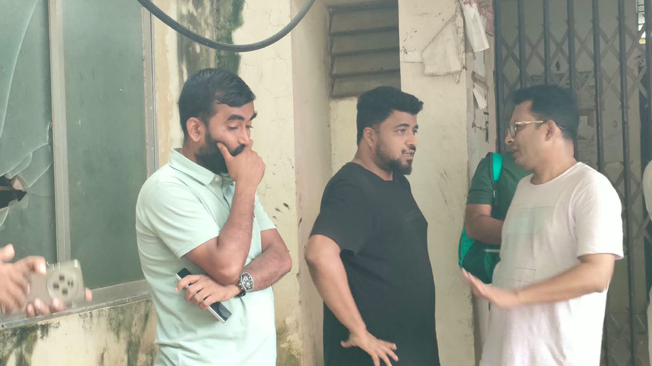 কক্সবাজার সদর হাসপাতালের মর্গের বাইরে অপেক্ষায় কয়েকজন স্বজন। ছবি : এশিয়া পোস্ট