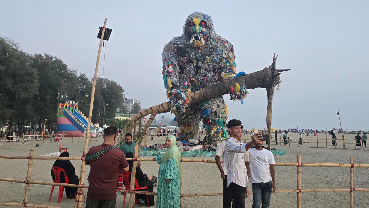 কক্সবাজার সমুদ্র সৈকতে আসা পর্যটকরা কেউ দূর থেকে দেখেন, কেউ কেউ কাছে গিয়ে ছবি তুলে রাখছেন স্মৃতির ক্যানভাসে। ছবি : এশিয়া পোস্ট
