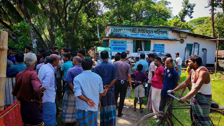 অটোরিকশায় তুলে গরু চুরির চেষ্টা, দুই নারী আটক