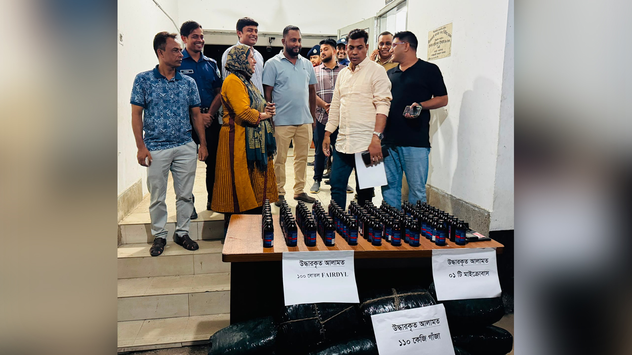 মাইক্রোবাস ফেলে পালাল কারবারিরা, ভেতরে মিলল ১৩০ কেজি গাঁজা ও ফেনসিডিল