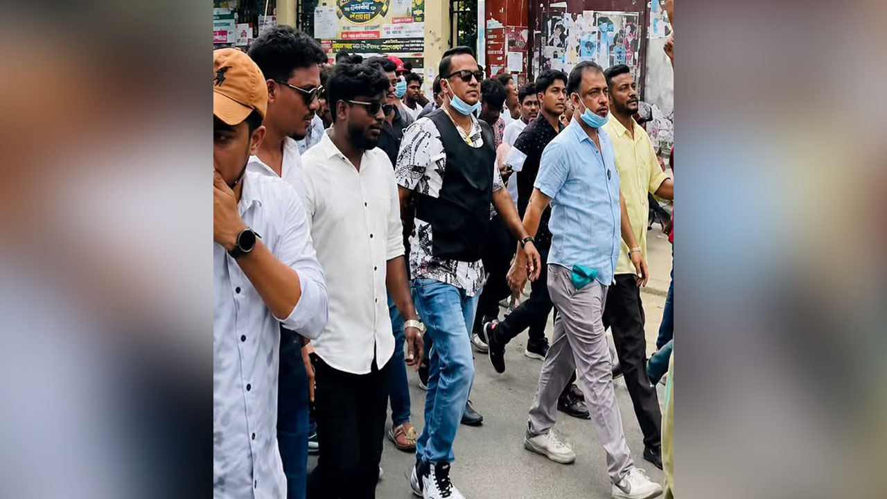 বুলেটপ্রুফ জ্যাকেট গায়ে রোকন মেম্বার। ছবি : ভিডিও থেকে নেওয়া