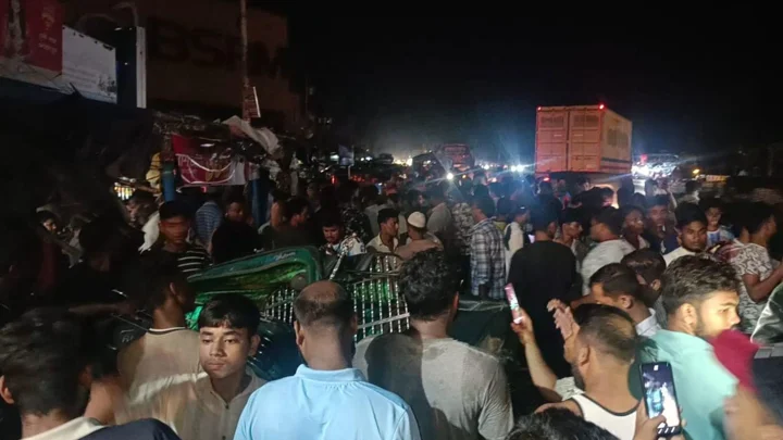চট্টগ্রামে দোকানে ঢুকে পড়ল বাস, নিহত ২