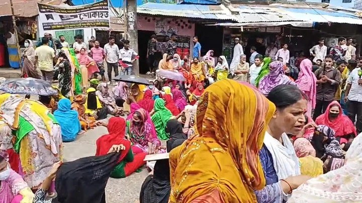 চট্টগ্রামে বকেয়া বেতন ও ছাঁটাইয়ের প্রতিবাদে পোশাক শ্রমিকদের সড়ক অবরোধ