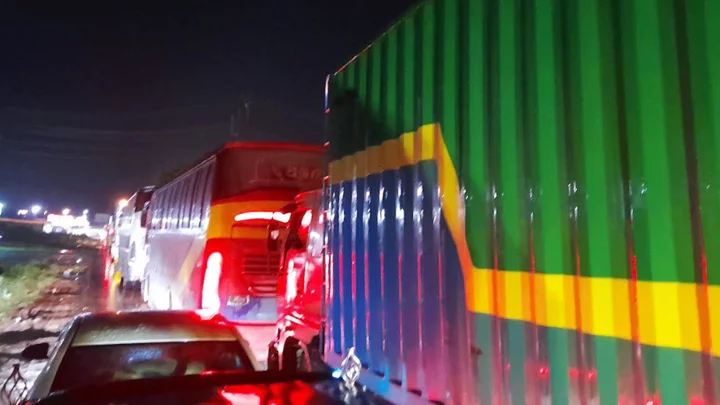 ঢাকা-চট্টগ্রাম মহাসড়কে ১৬ কিলোমিটার যানজট