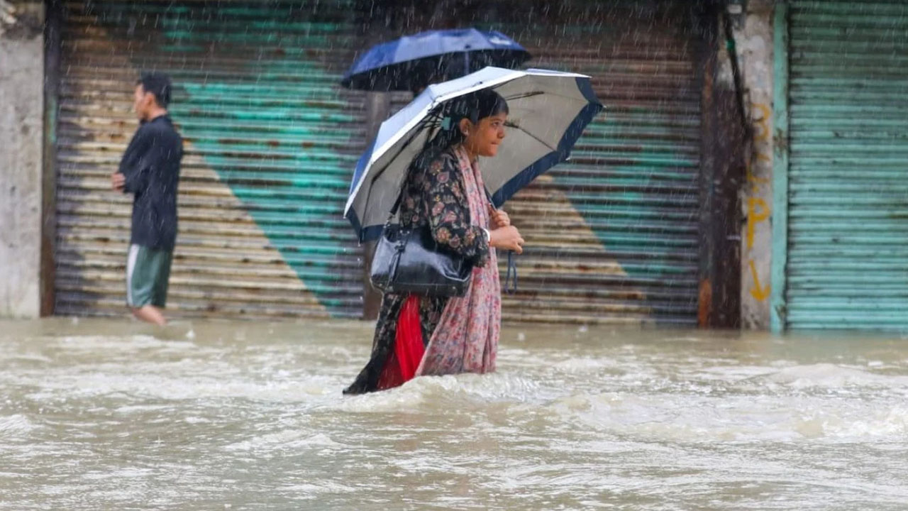 চট্টগ্রামে বৃষ্টিতে কোথাও হাঁটু, কোথাও কোমর পানি