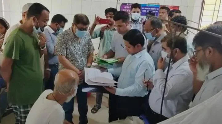শয্যার অভাবে মেঝেতে রোগী, পটিয়া হাসপাতালে ১৫০ শয্যার আশ্বাস স্বাস্থ্যমন্ত্রীর
