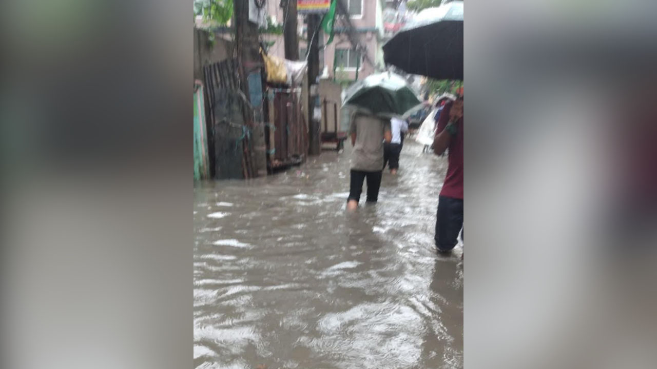 চট্টগ্রাম নগরের নিম্নাঞ্চল প্লাবিত হয়ে স্তব্ধ হয়ে পড়েছে স্বাভাবিক জনজীবন। ছবি : সংগৃহীত