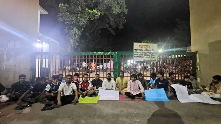 উপাচার্যের প্রস্তাব প্রত্যাখ্যান করে আন্দোলনে অনড় চাকসু