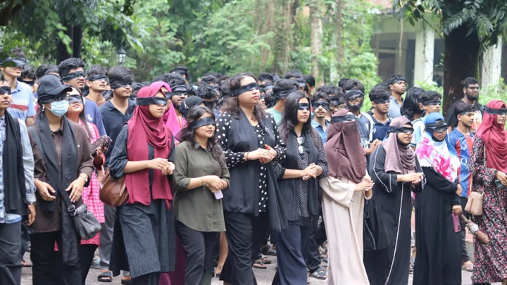 চোখ বেঁধেই প্রশাসনের ‘নীরবতার’ প্রতিবাদ চুয়েট শিক্ষার্থীদের