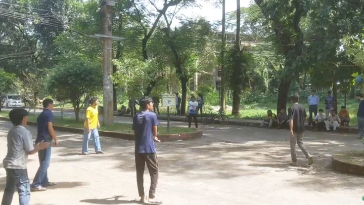 আন্দোলনের দ্বিতীয় দিনে তালাবদ্ধ ফটকের সামনে ক্রিকেটে মেতেছেন শিক্ষার্থীরা