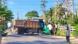 চুয়েটের বাস থামিয়ে শিক্ষার্থীকে মারধর, প্রতিবাদে মানববন্ধন আজ