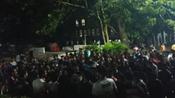 মধ্যরাতে চুয়েটে বিক্ষোভ, ভয়-ভীতি ও হুমকির অভিযোগ