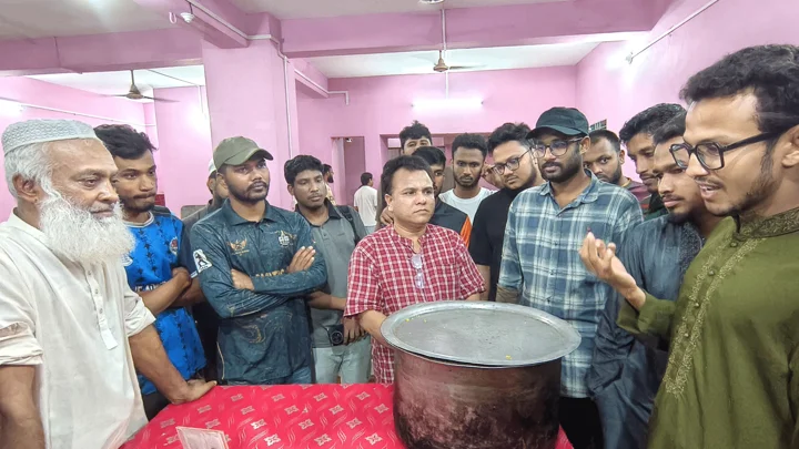 ‘ছাত্রদের পকেটে টাকা না থাকলে বিনা পয়সায় খাওয়ান তিনি’