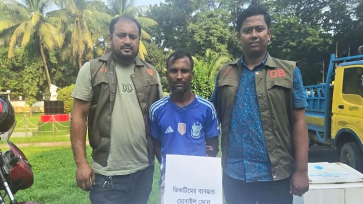 তাজমিনকে হত্যার পর মসজিদের সামনের পুকুরে গোসল করেন সুমন