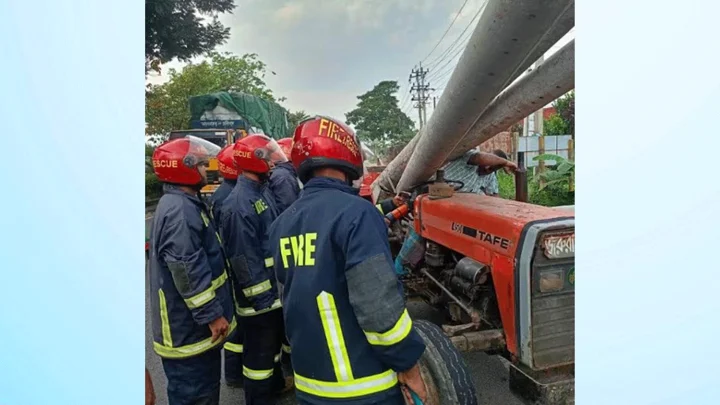 ট্রাক্টরের ট্রলি বিচ্ছিন্ন, খুঁটিচাপা পড়া চালককে জীবিত উদ্ধার