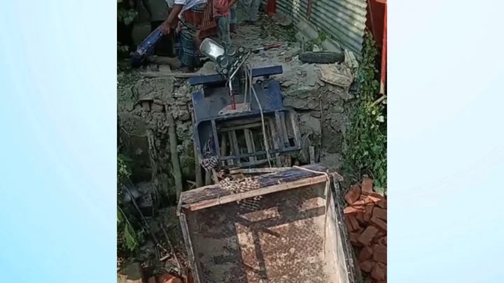 কুমিল্লায় মালবাহী থ্রি-হুইলারসহ ভেঙে পড়ল ব্রিজ