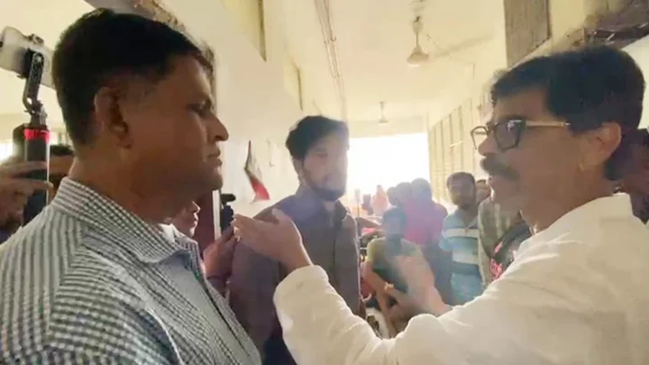‘হারপিক আনেন, আমি টয়লেট পরিষ্কার করব’ হাসপাতাল পরিচালককে কৃষিমন্ত্রী