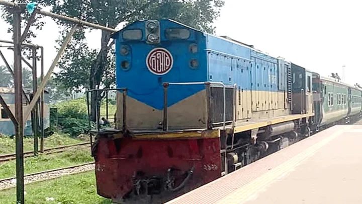লাকসামে ২৪ ঘণ্টা পর ঢাকামুখী লাইনে ট্রেন চলাচল শুরু