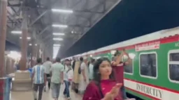 কুমিল্লায় থামল কক্সবাজারগামী মহানগর এক্সপ্রেস, উচ্ছ্বসিত যাত্রীরা