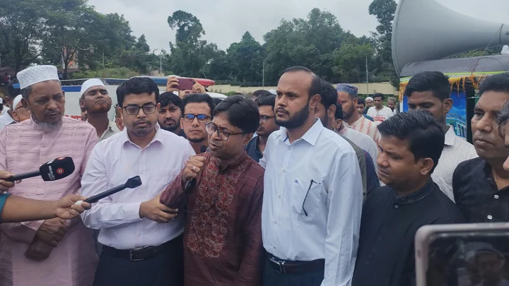 ছেলের শেষ বিদায়ে কাঁদতে কাঁদতে দোয়া চাইলেন অপ্রতিমের বাবা