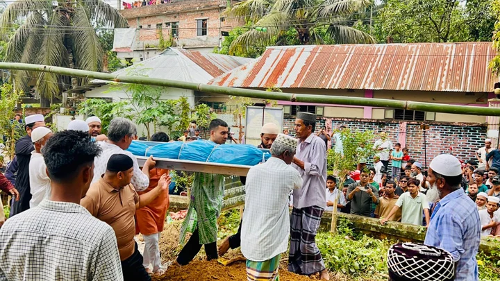 সবাইকে কাঁদিয়ে চিরনিদ্রায় শায়িত অপ্রতিম