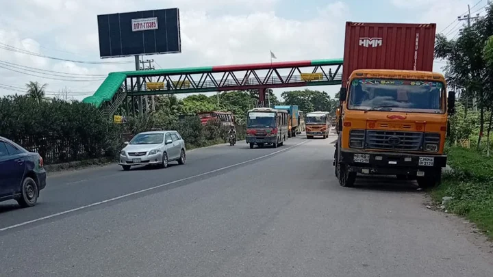 সাড়ে ১৬ ঘণ্টা পর ঢাকা-চট্টগ্রাম মহাসড়কে যান চলাচল স্বাভাবিক