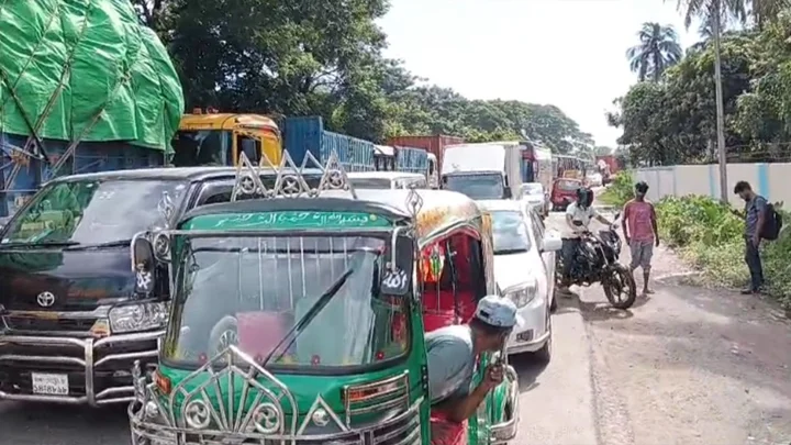 ঢাকার পথে যানজটে আটকা, অ্যাম্বুলেন্সে মারা গেলেন রোগী
