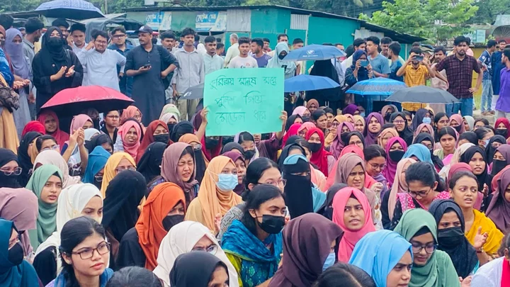 ‘কুমিল্লায় মানুষ মরে, পুলিশ গিয়ে মেডেল ধরে’