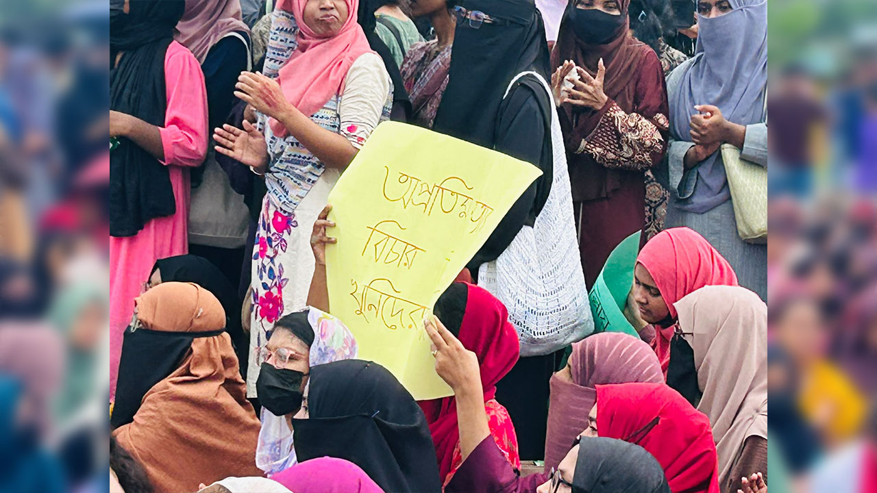 সড়কে অবস্থান নিয়েছেন কুমিল্লা বিশ্ববিদ্যালয়ের শিক্ষার্থীরা। ছবি: এশিয়া পোস্ট