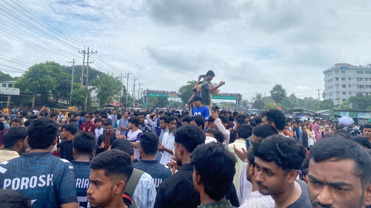 সড়কে অবস্থান নিয়েছেন কুমিল্লা বিশ্ববিদ্যালয়ের শিক্ষার্থীরা। ছবি: এশিয়া পোস্ট