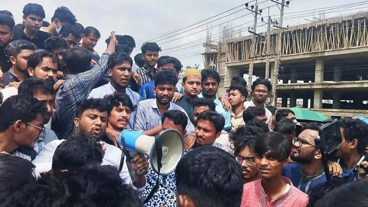 এসপি ও দুই ওসির প্রত্যাহারসহ চার দাবি কুমিল্লা বিশ্ববিদ্যালয় শিক্ষার্থীদের