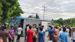কুমিল্লায় উল্টে গেল স্লিপার বাস, কাচ ভেঙে যাত্রীদের উদ্ধার