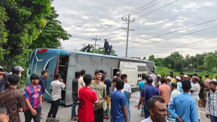 কুমিল্লায় উল্টে গেল স্লিপার বাস, কাচ ভেঙে যাত্রীদের উদ্ধার
