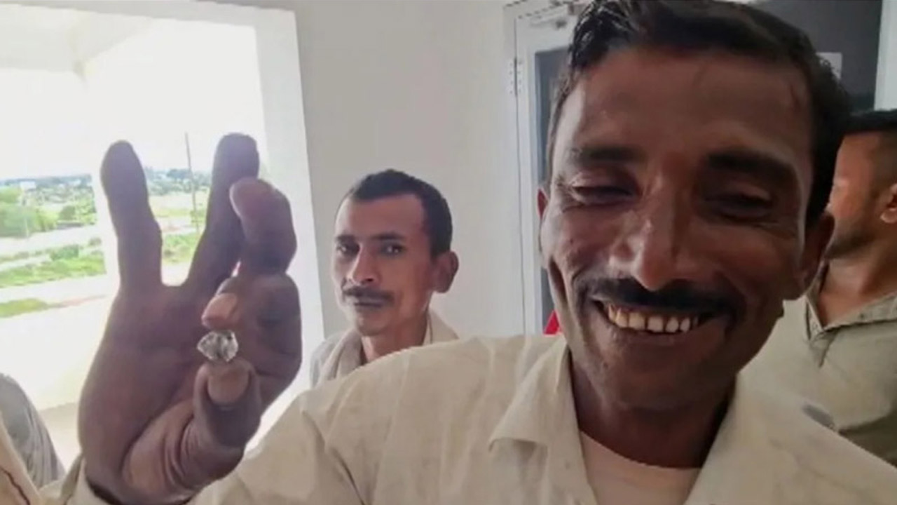 টাকার অভাবে বিয়ে হচ্ছিল না, মাটি খুঁড়তে গিয়ে মিলল হীরা