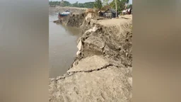 দাকোপে নদীগর্ভে বেড়িবাঁধ, হুমকিতে ঘরবাড়ি-ফসলি জমি