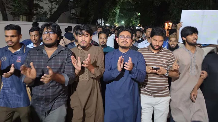 সরকারি চাকরির ভাইভাতে নম্বর বাড়ানোর প্রতিবাদে ডাকসুর বিক্ষোভ