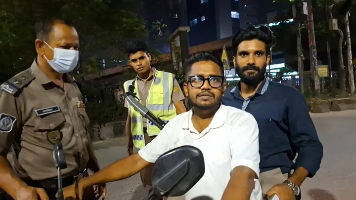 হেলমেট ছাড়াই চেকপোস্টে ছাত্রদল নেতা, ভিডিও করায় সাংবাদিককে হুমকি
