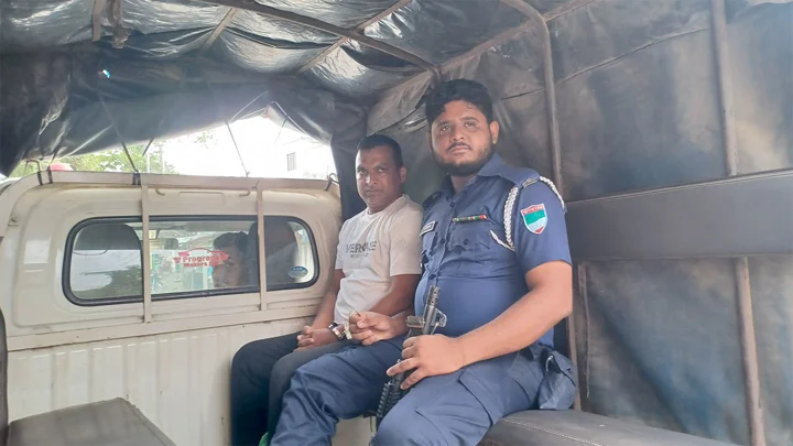 ভারতে যাওয়ার সময় দর্শনা চেকপোস্টে আওয়ামী লীগ নেতা গ্রেপ্তার