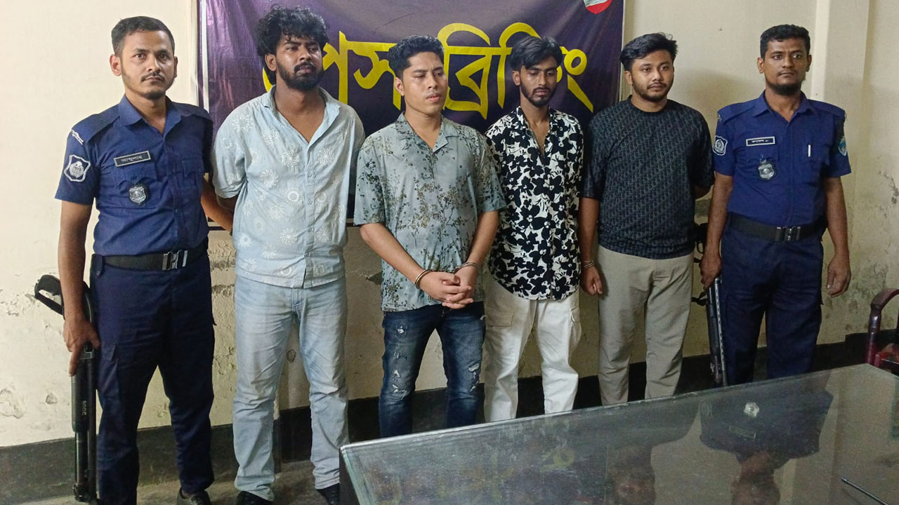 ডেভিড ইমনের তিন সহযোগীর ছবি ও পরিচয় প্রকাশ