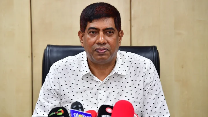প্রতিমন্ত্রী ইশরাকের হাতে পিস্তল, আইন ভাঙলে ব্যবস্থা নেবে পুলিশ

