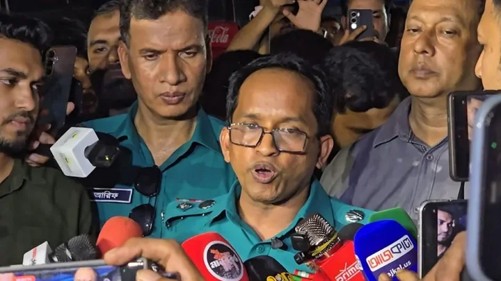 জাসদ কার্যালয়ের সামনে জড়ো ২৮০-৩০০ জনকে যাচাই করছে পুলিশ