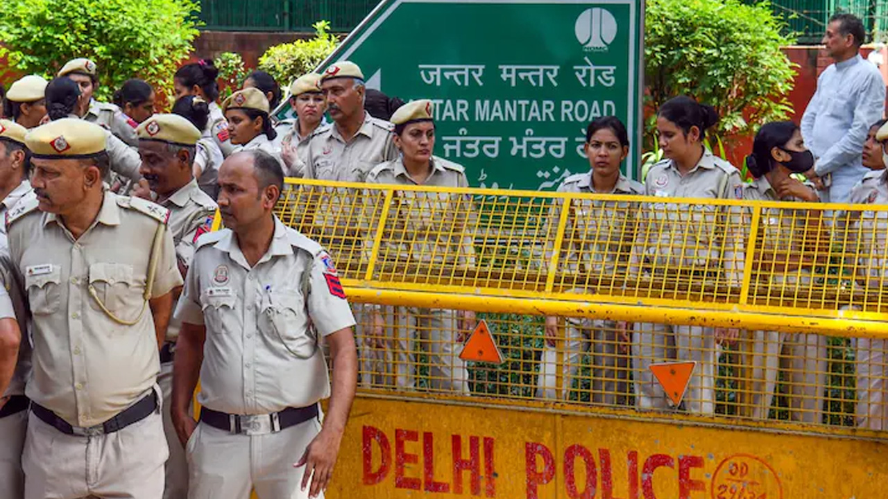 delhi-barricade